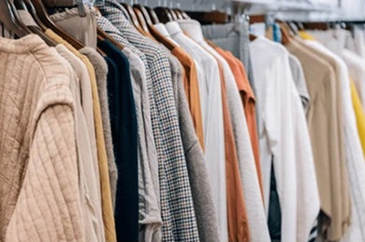 How can you choose between wool and cotton fabrics effectively?